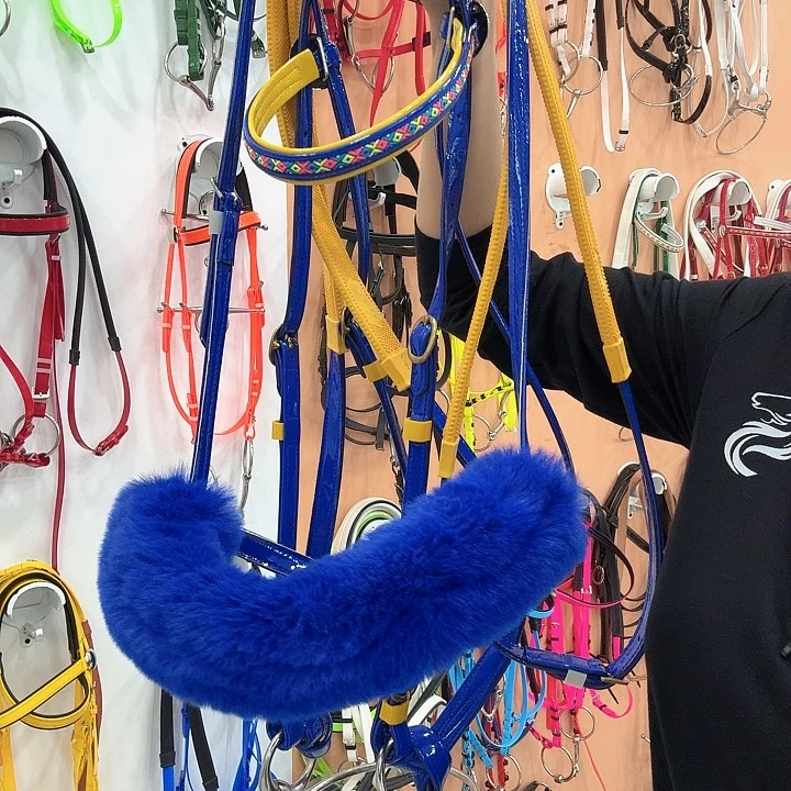 漆皮水勒蓝色一套，带鼻阁毛毛