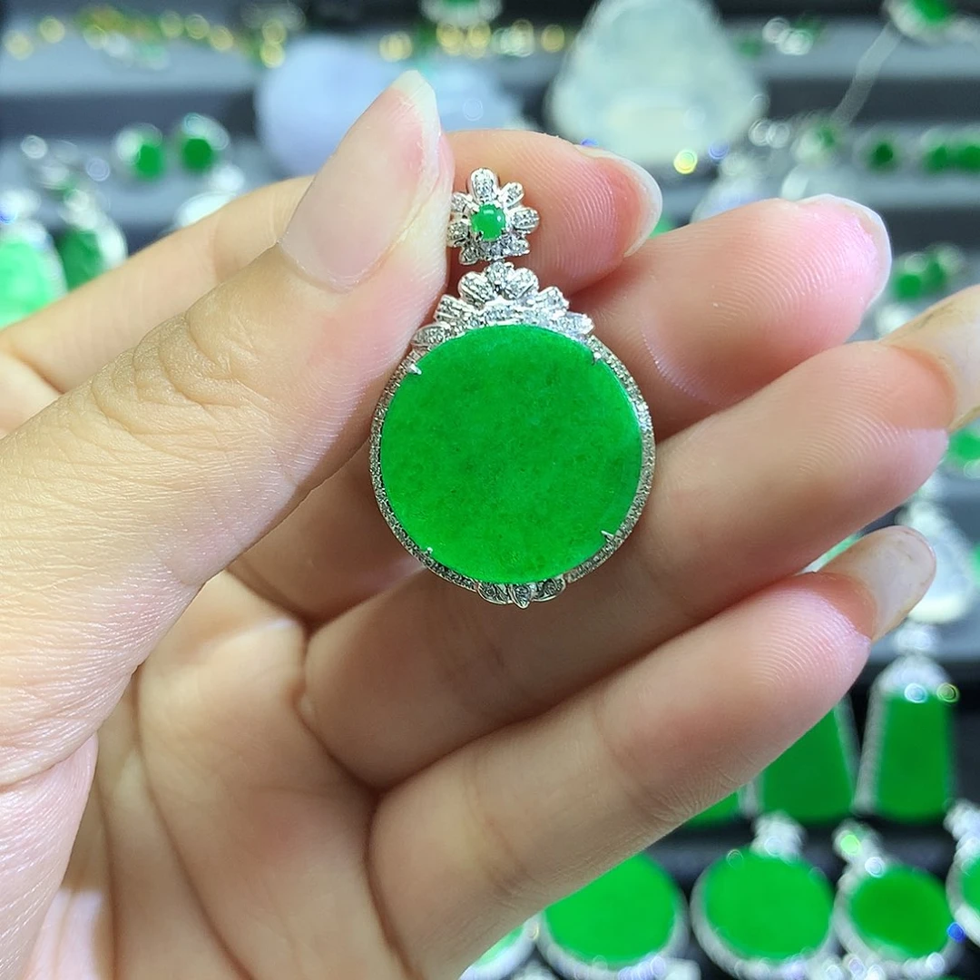 翡翠18K金镶嵌颈饰吊坠