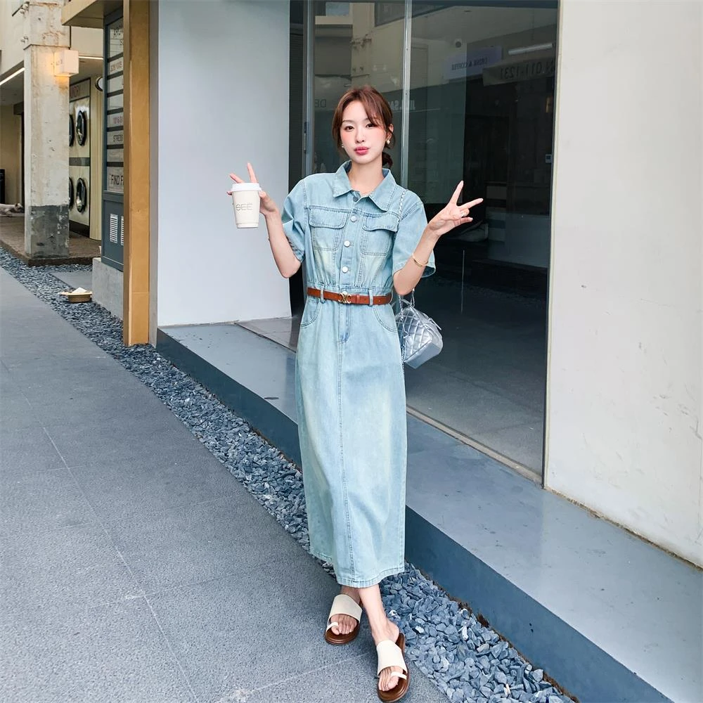 简单大方收腰蓝色牛仔连衣裙女夏2025新款港风休闲流行设计感长裙