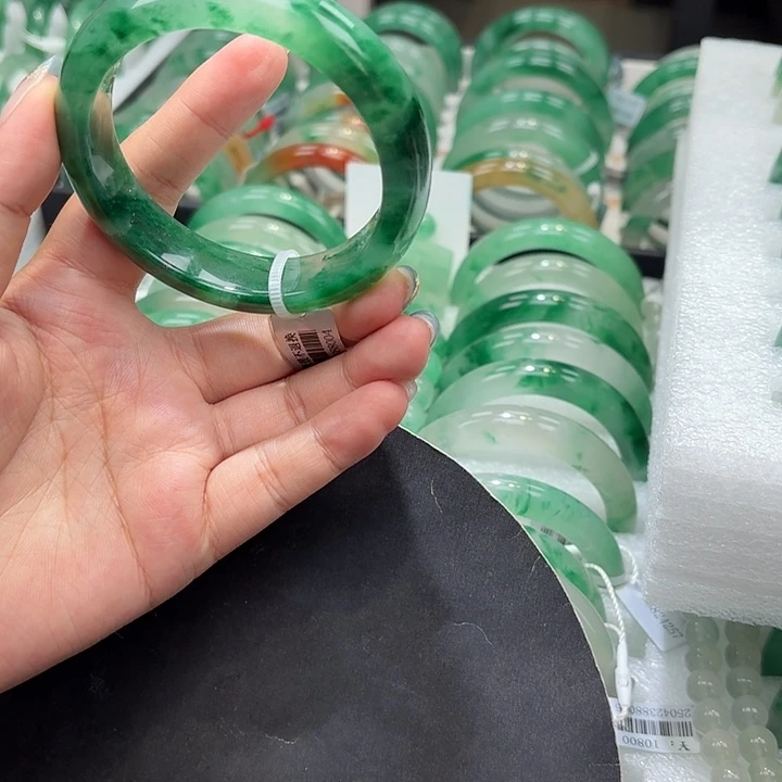 未镶嵌手镯石英质玉（非洲翠）