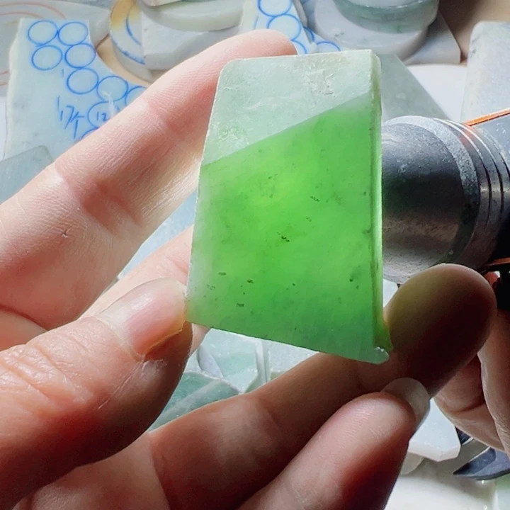 翡翠颈饰未镶嵌翡翠片料