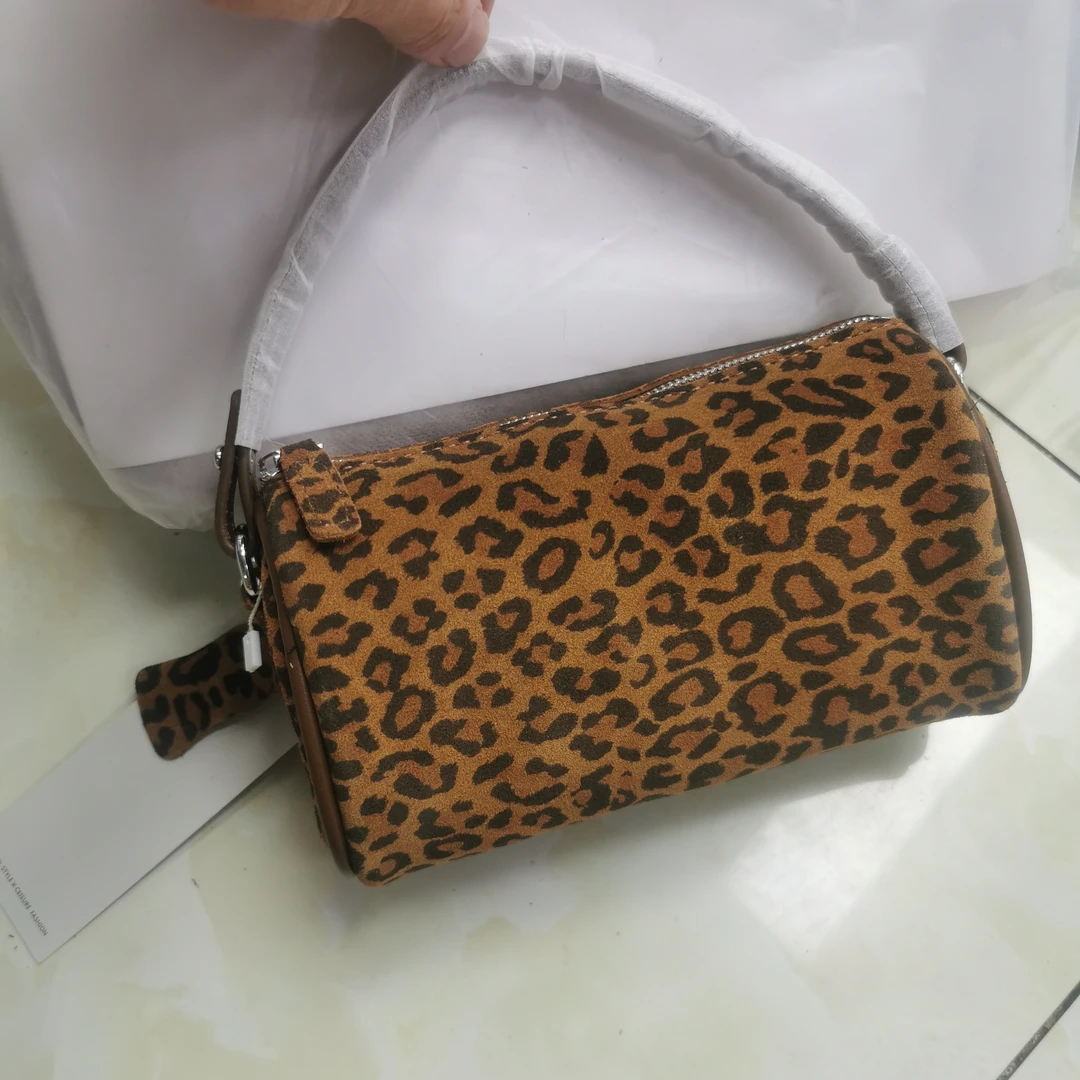 头层翻毛皮豹纹枕头斜挎包圆桶包长度19高度10CM厚度7Cm