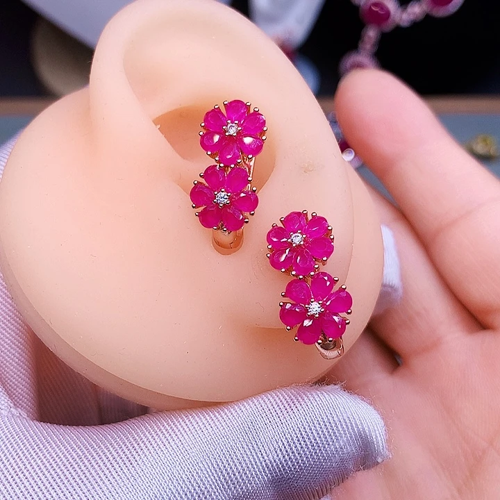 银S925镶嵌红宝石耳饰