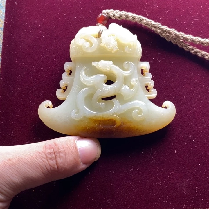 陈***宾和田玉未镶嵌颈饰