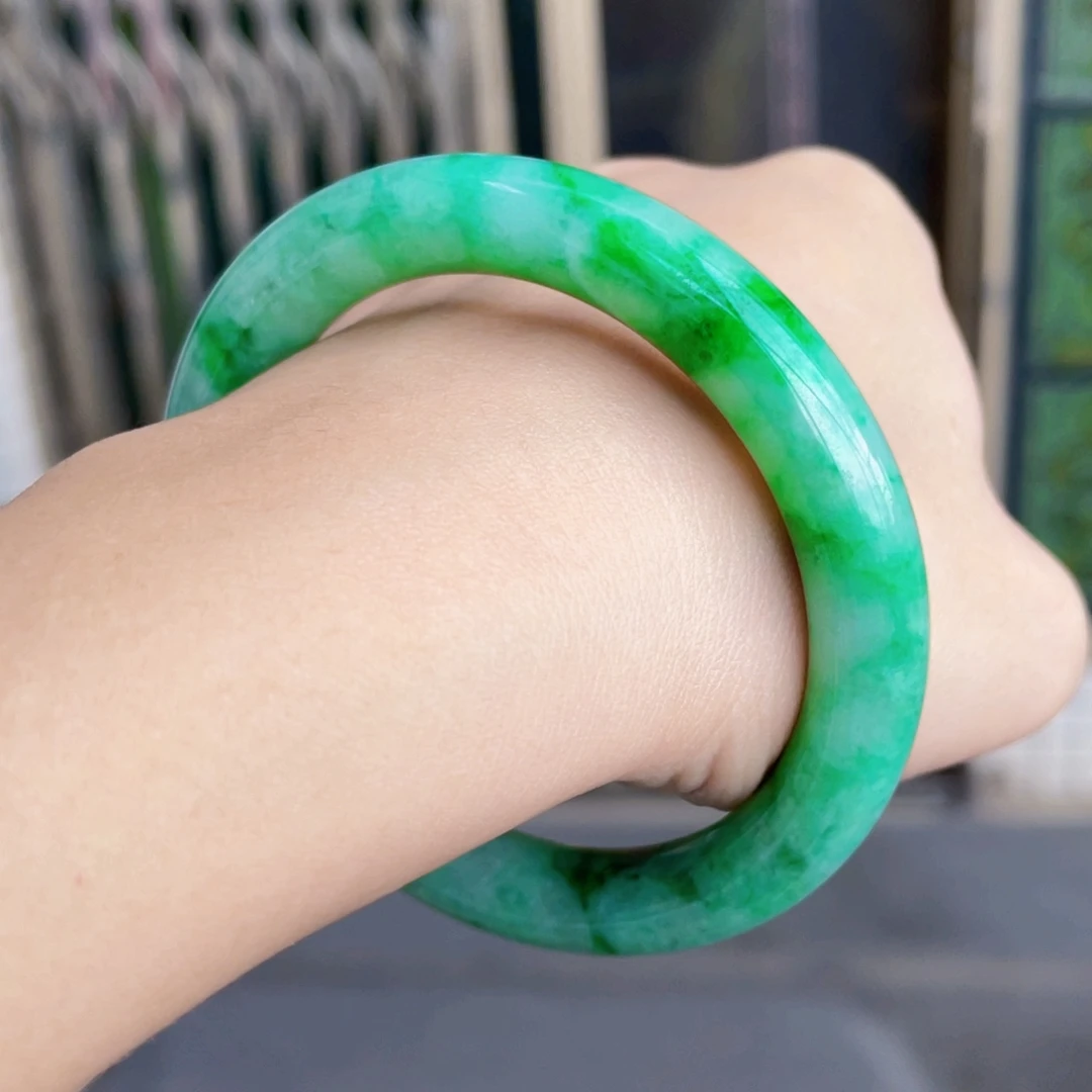 翡翠未镶嵌手镯55.5圆条表皮不光滑扣手不退换