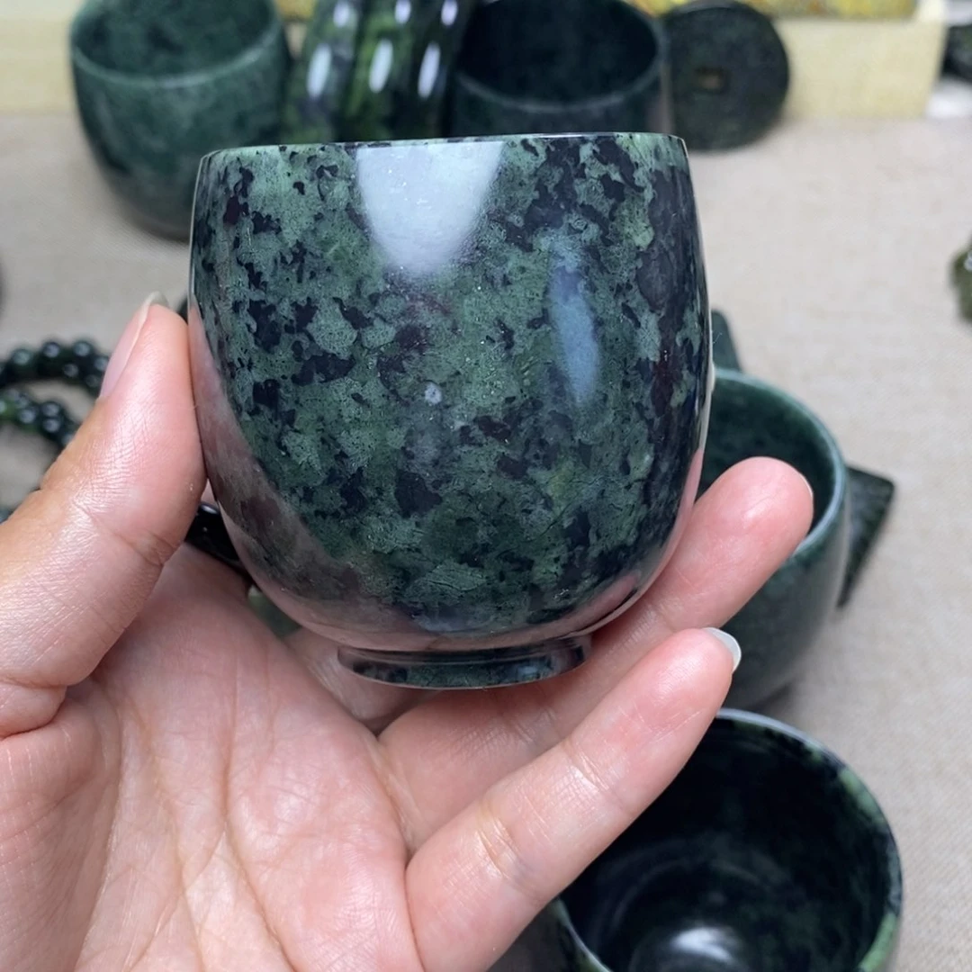 蛇纹石玉未镶嵌杯子