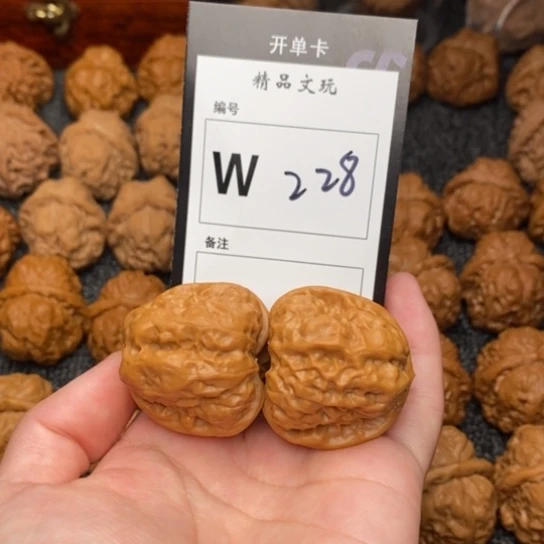 吊坠桃核Q****?我是第一百36