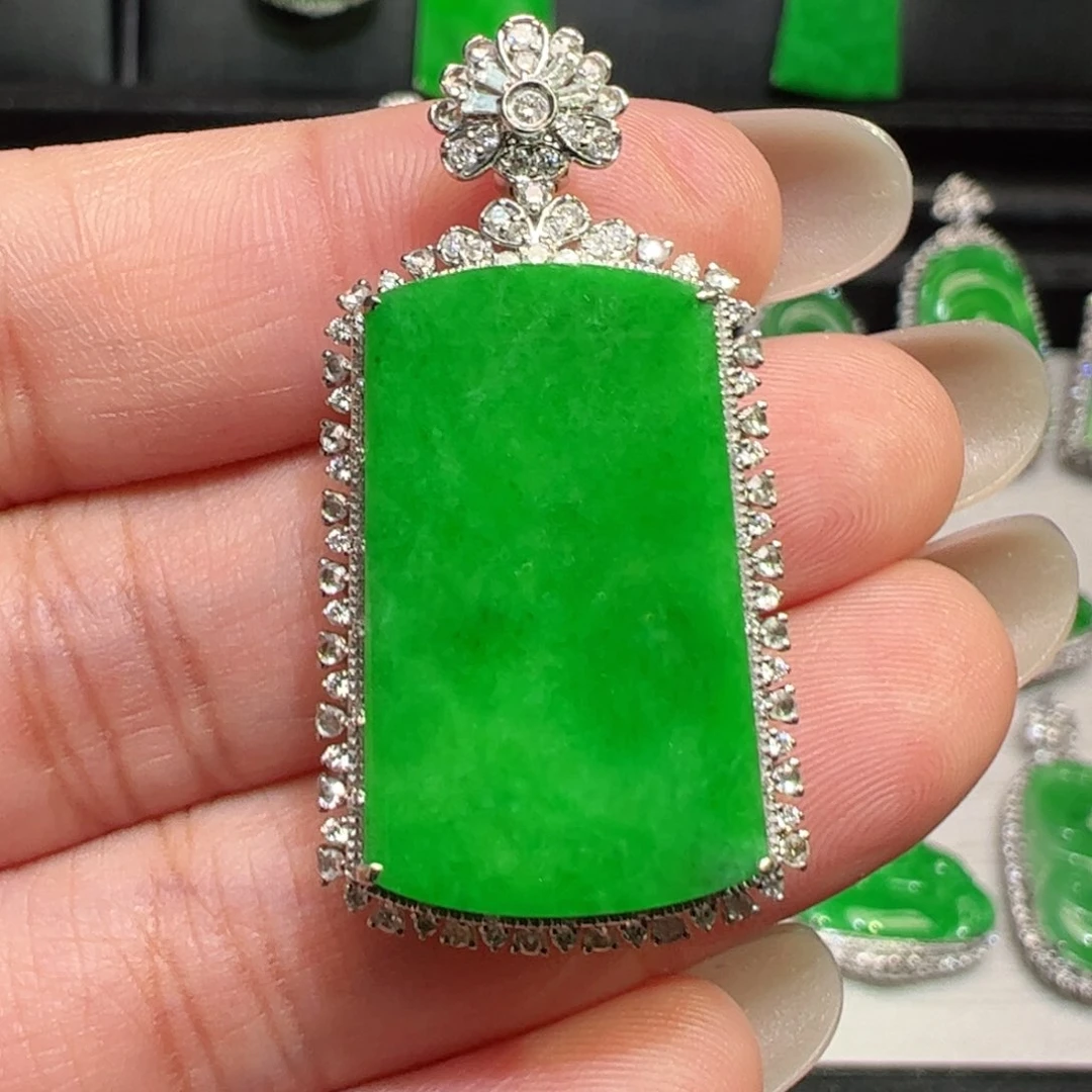 颈饰18K金镶嵌翡翠吊坠