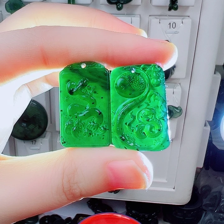 蛇纹石玉颈饰未镶嵌