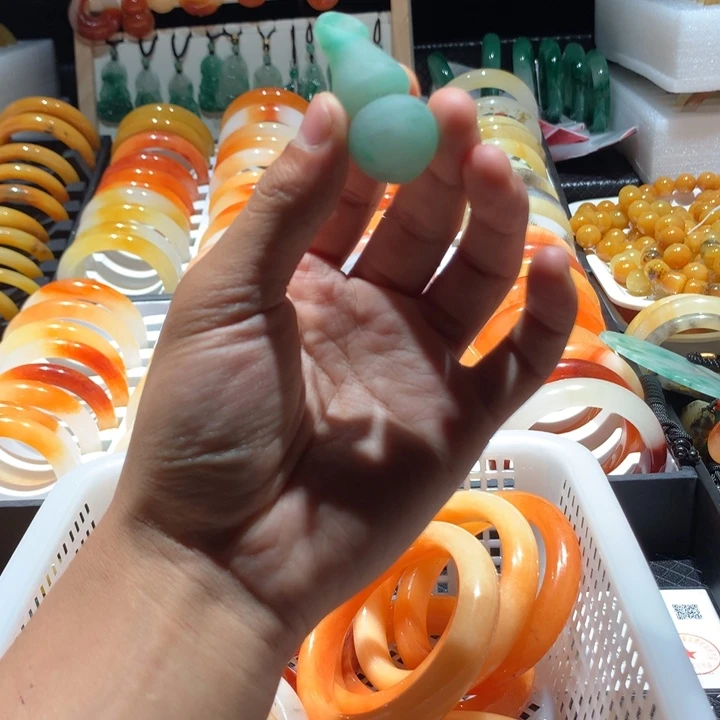 未镶嵌手镯石英质玉