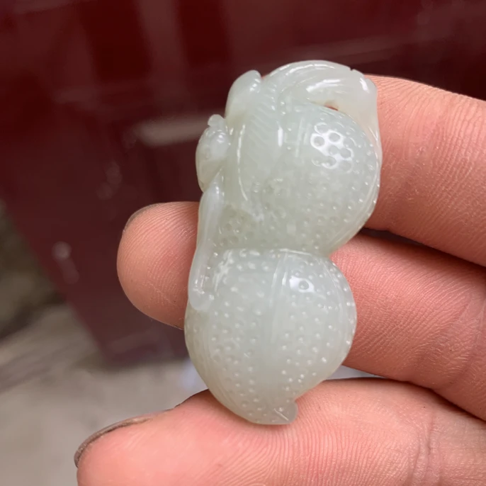 和田玉精品纯天然纯手工雕刻花生吊坠