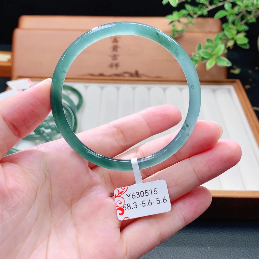 翡翠未镶嵌手镯（圆镯）