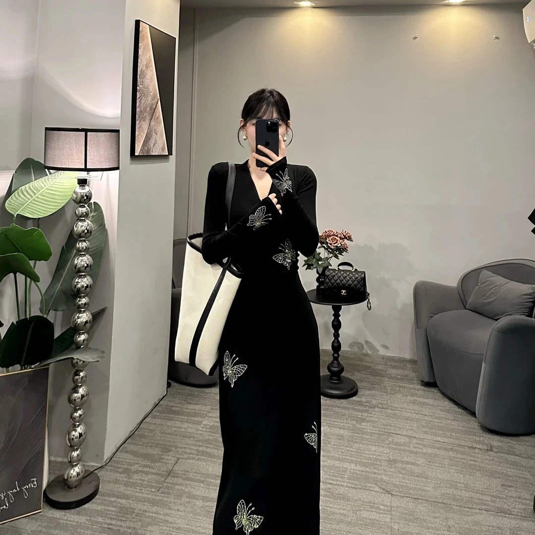 赫本风性感V领长袖蝴蝶连衣裙2025早秋小黑裙长裙内搭裙过膝长裙