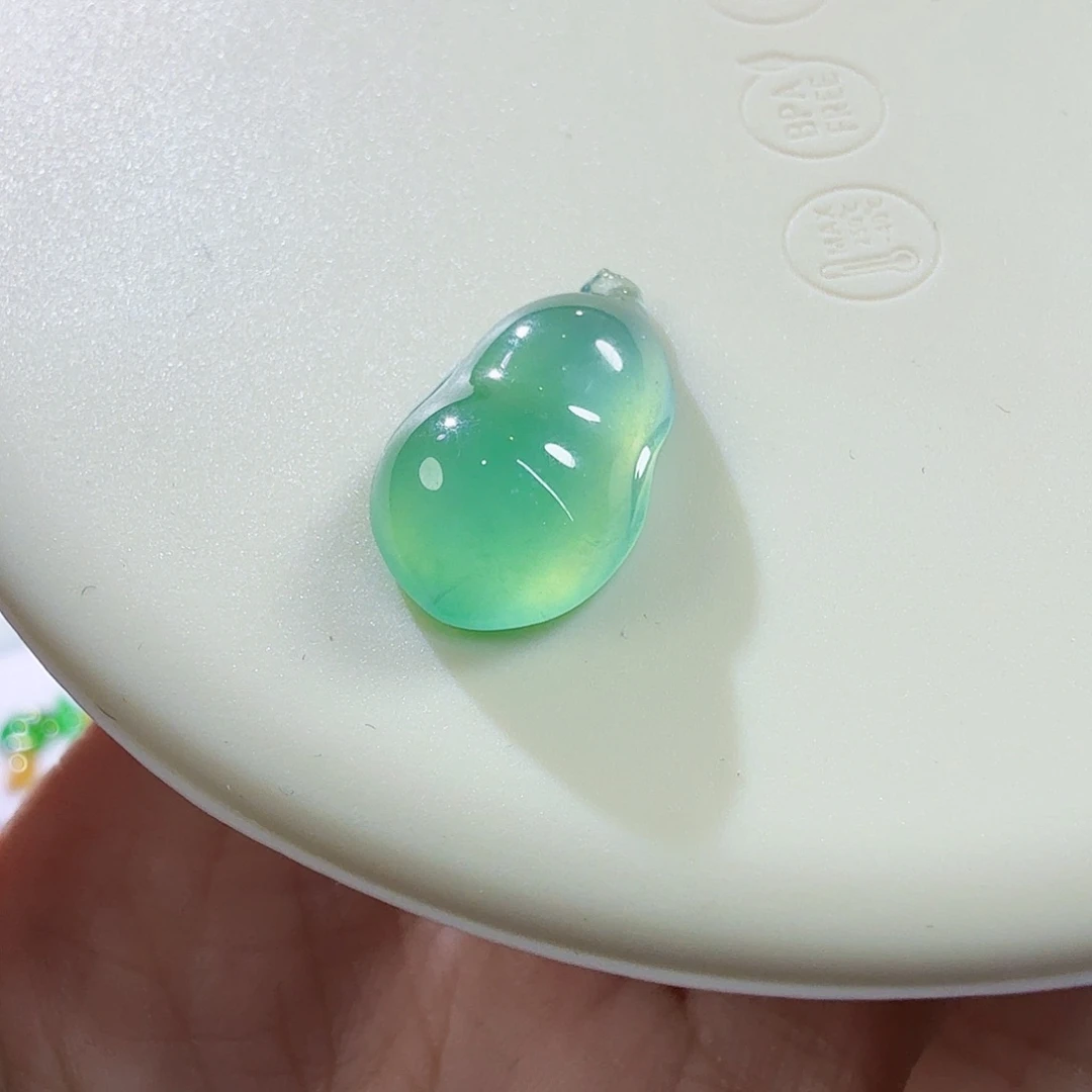 翡翠未镶嵌颈饰福瓜