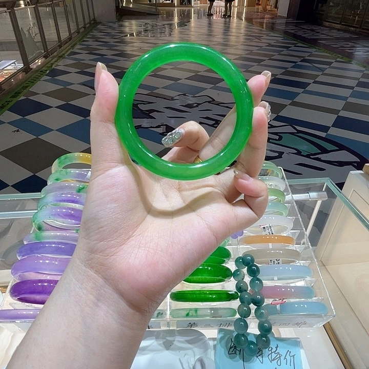 翡翠手镯未镶嵌蝴*翡翠手镯