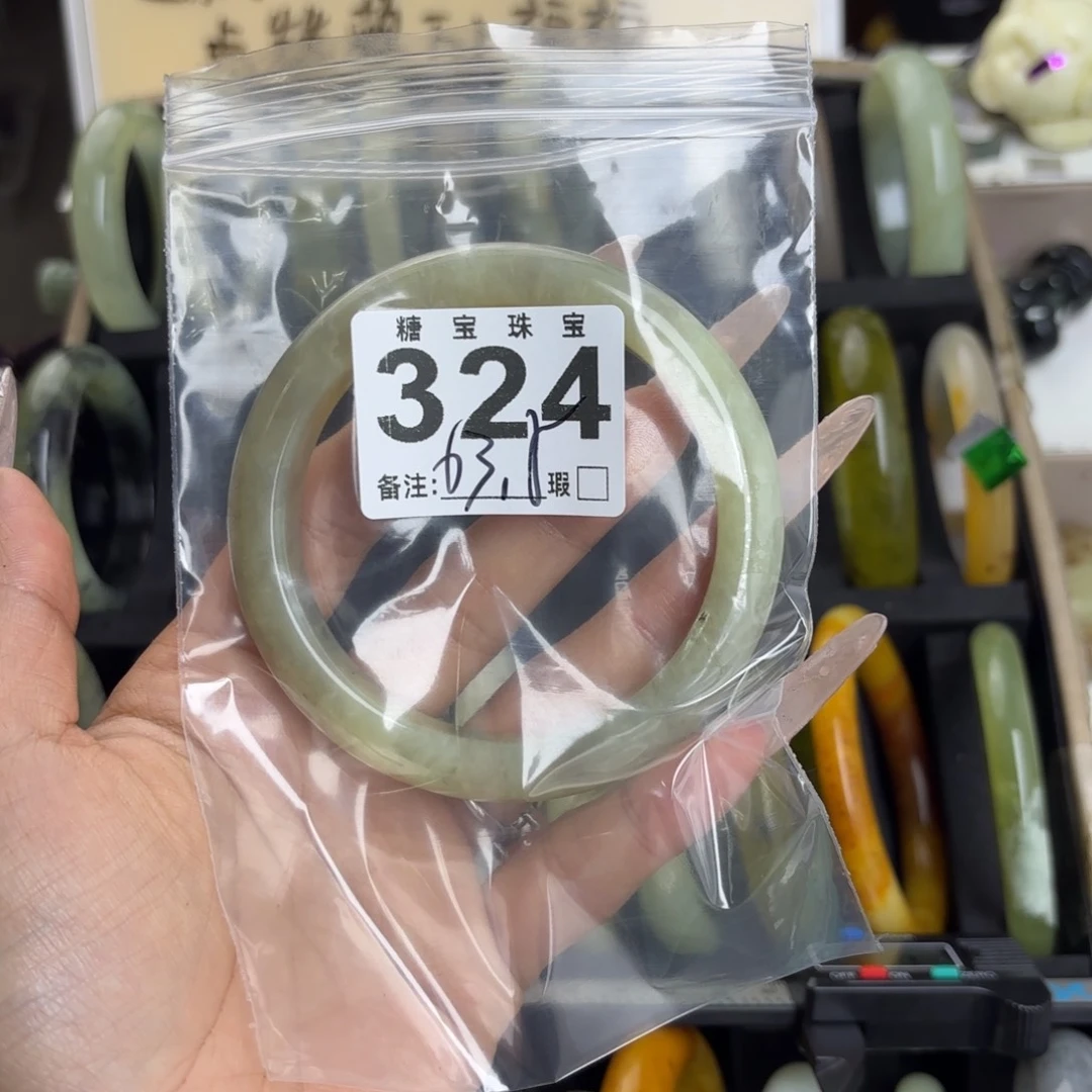 未镶嵌蛇纹石玉手镯跟***贴