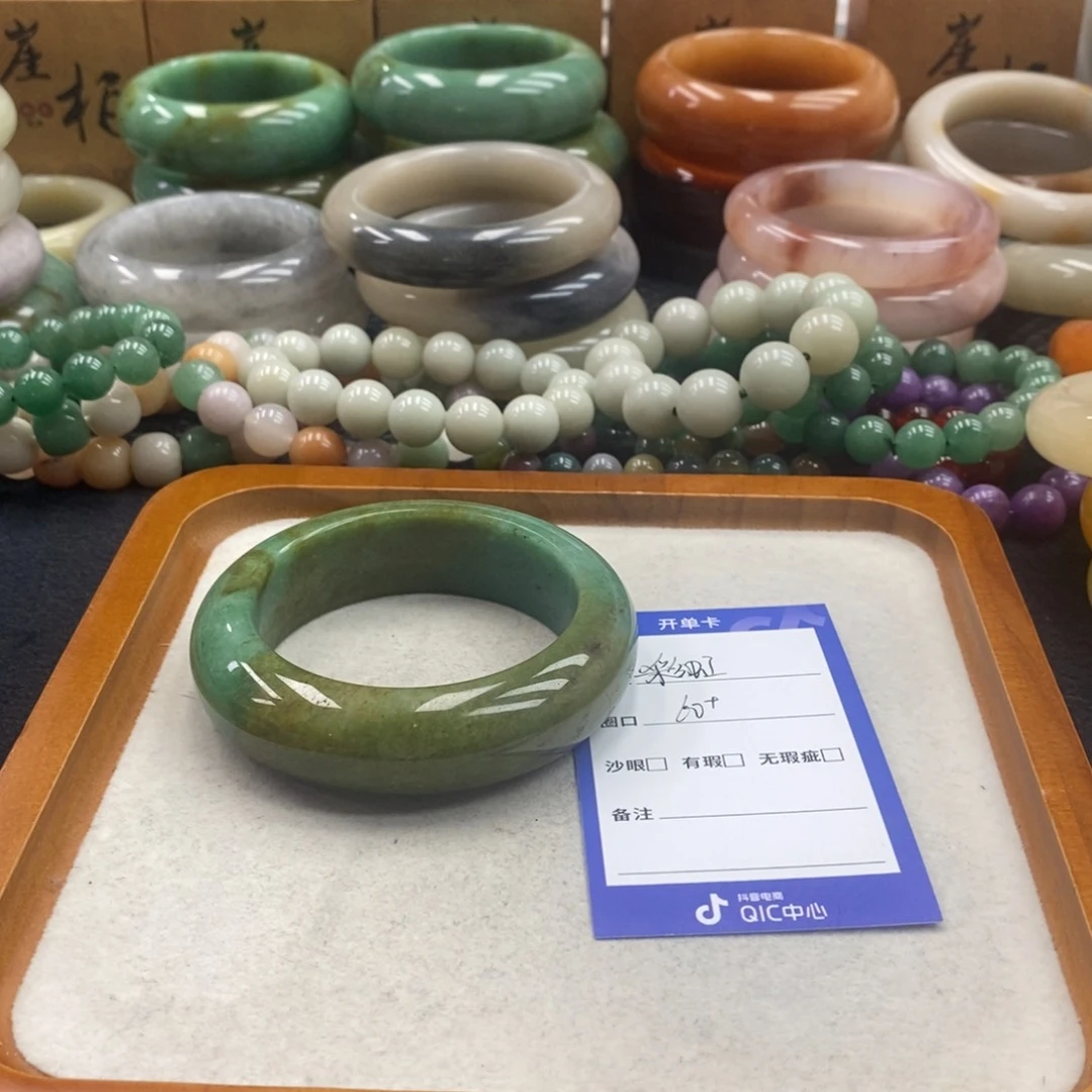 彩****石英质玉手镯未镶嵌