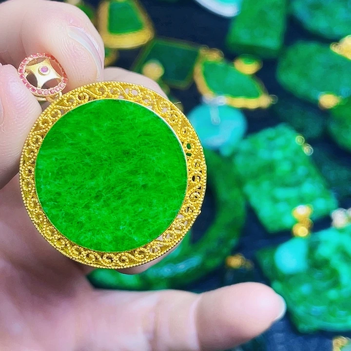 颈饰18K金镶嵌翡翠