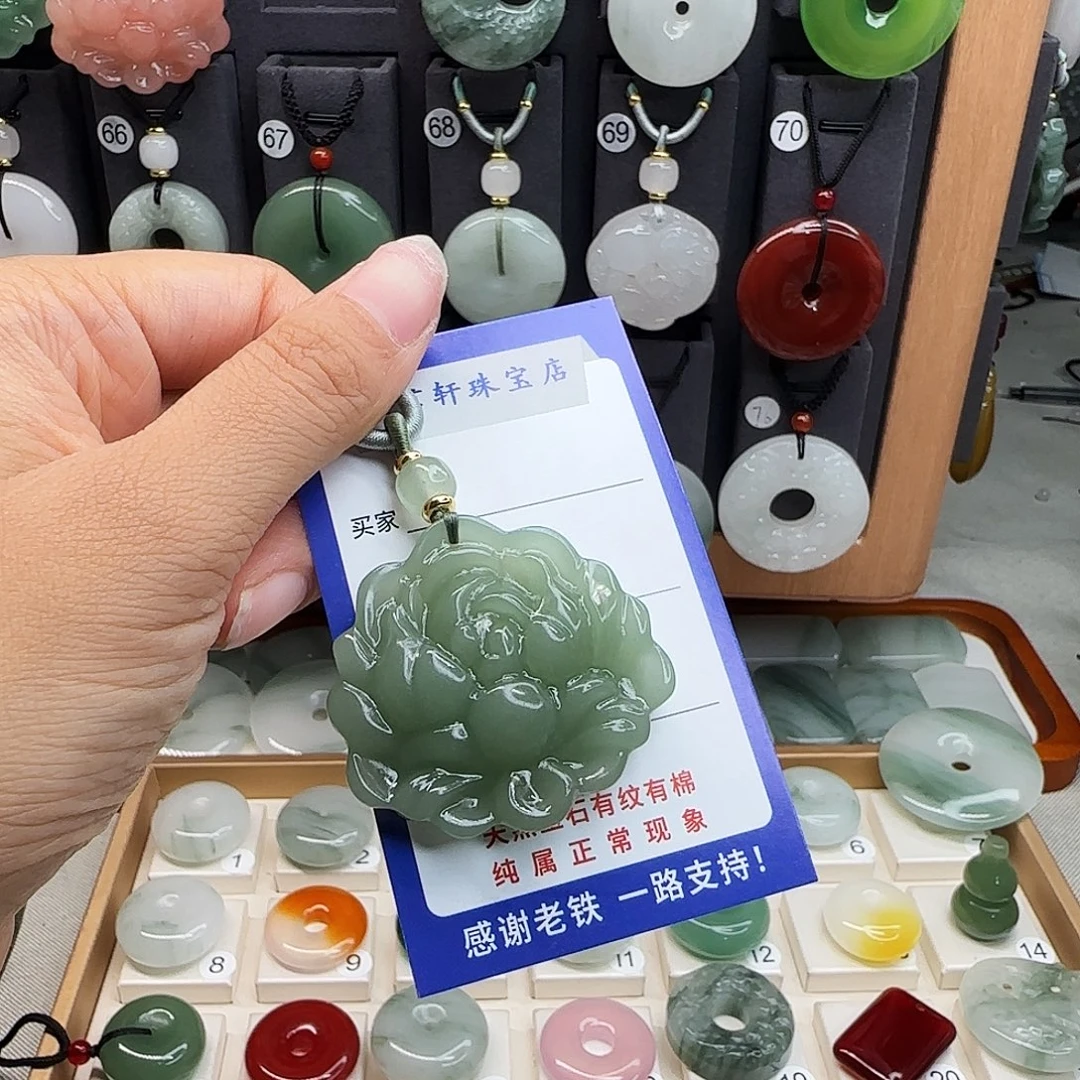 颈饰未镶嵌石英质玉