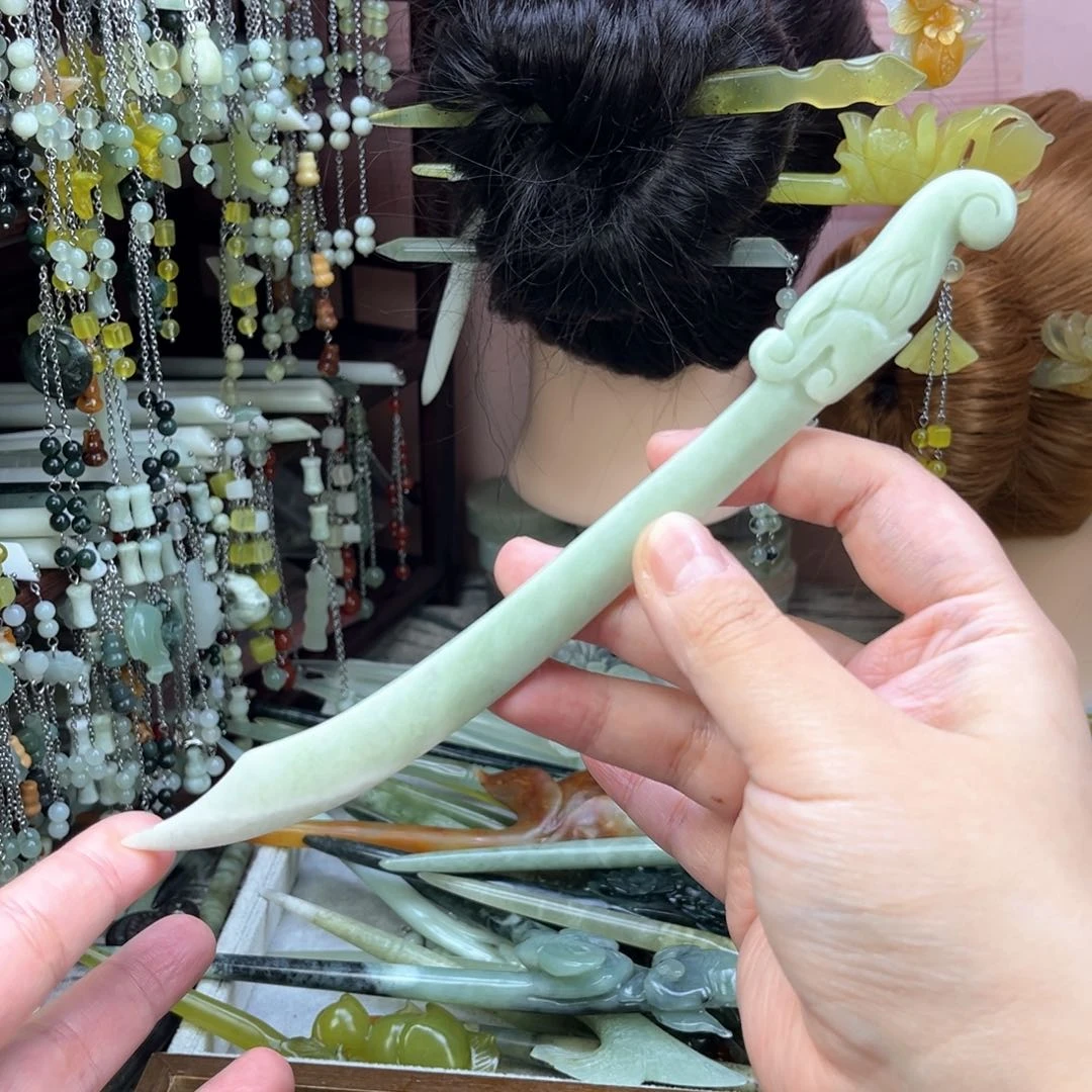 蛇纹石玉发饰未镶嵌千**娃长度21.5厘米左右