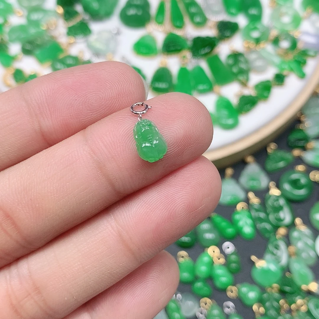 岁***羽翡翠18K金镶嵌颈饰冰绿小貔貅