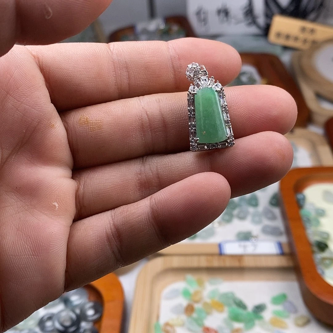 翡翠颈饰未镶嵌镶嵌无事牌