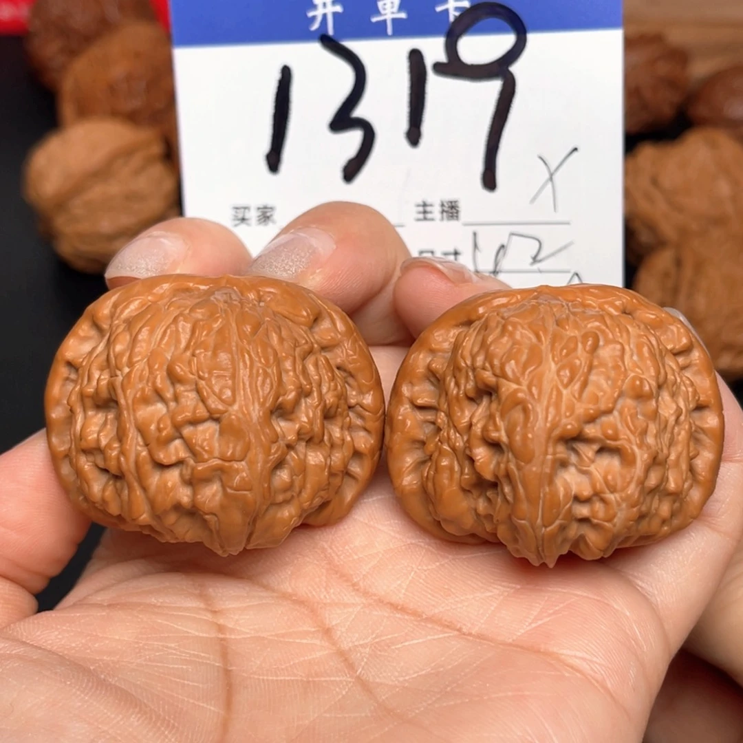 文玩核桃吊坠闷白42尺。