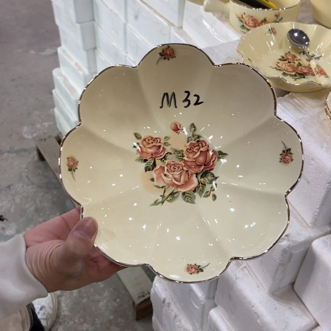 星博陶瓷……………………32