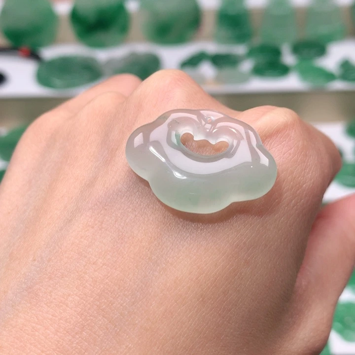 颈饰未镶嵌石英质玉