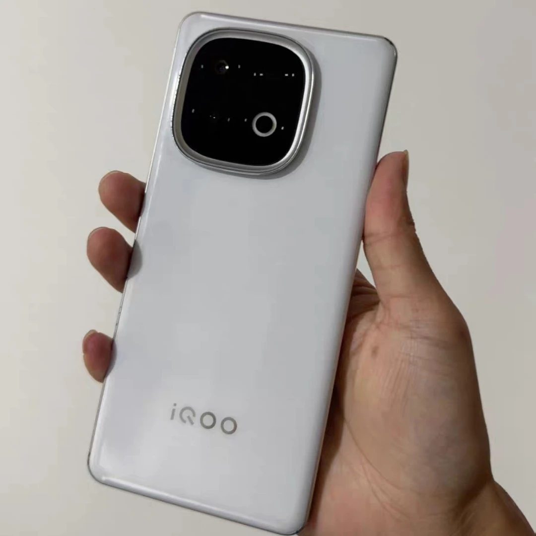 8新 iQOO 二手IQ ooZ 10 turbo，7600毫安电池，天机8400处理器