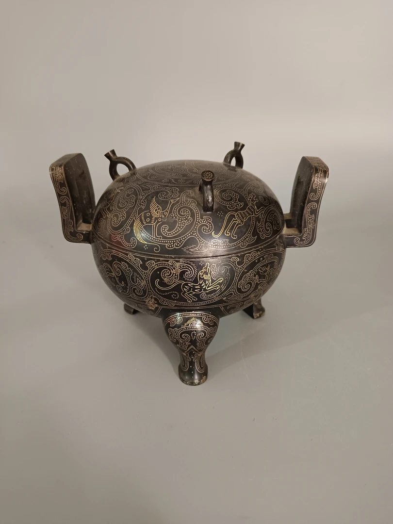 错金银纹铜墩鼎，高9.5cm，耳距11.5cm，整体无损。