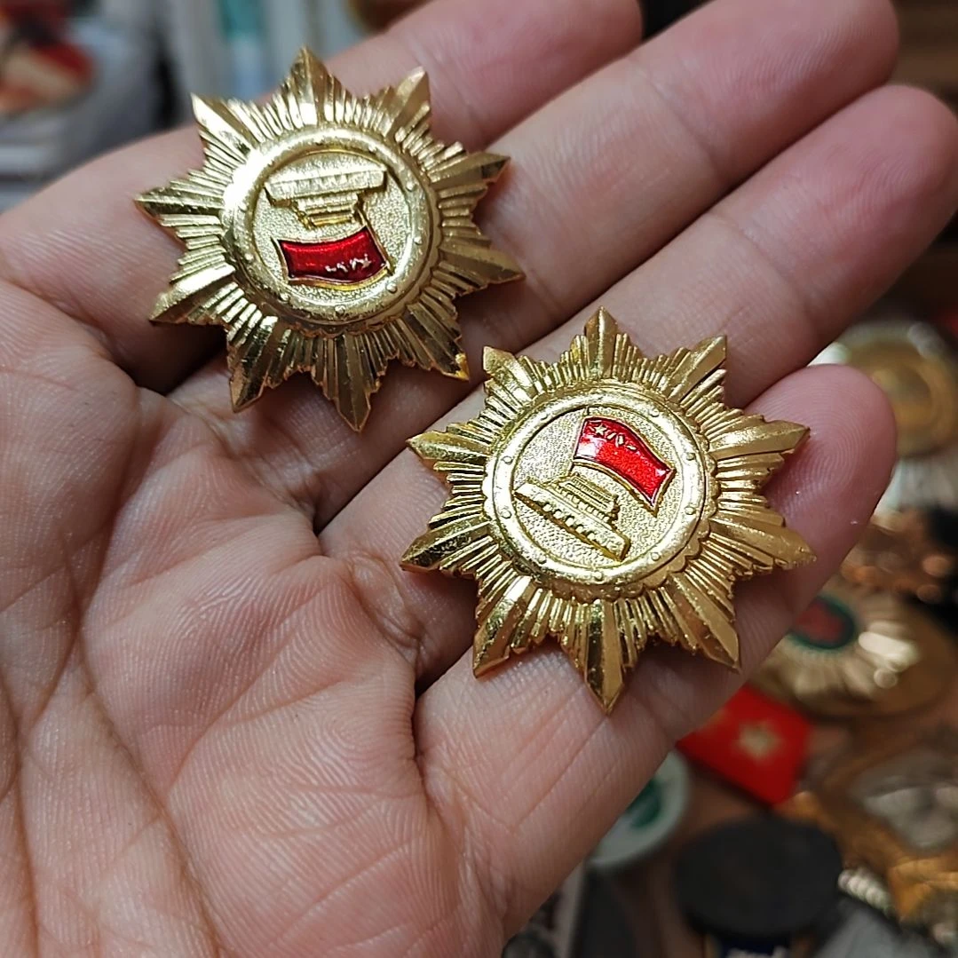 中国现代的纪念章一对