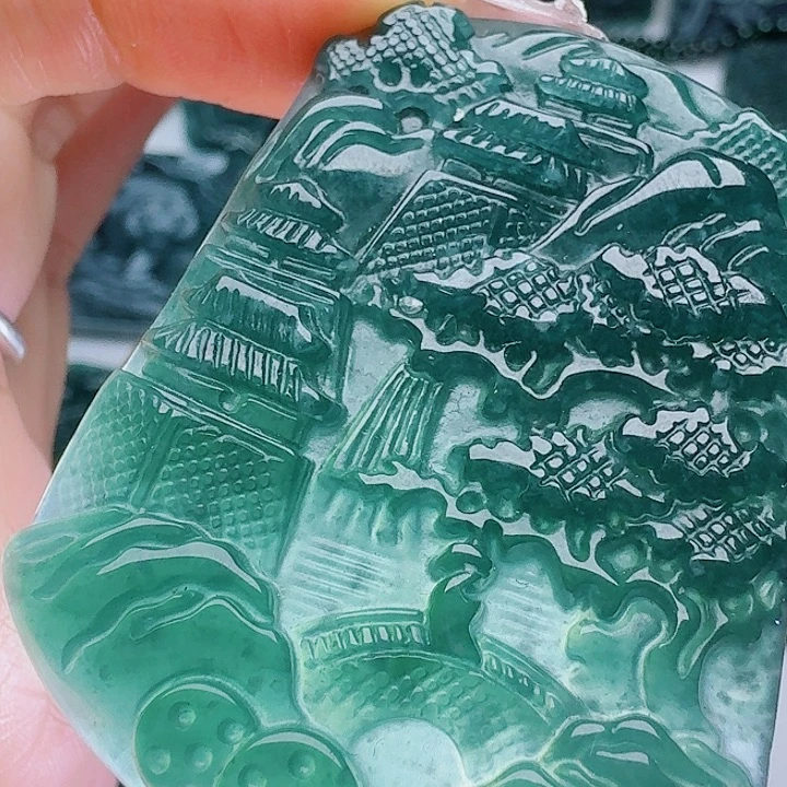 翡翠未镶嵌颈饰多样性发其一