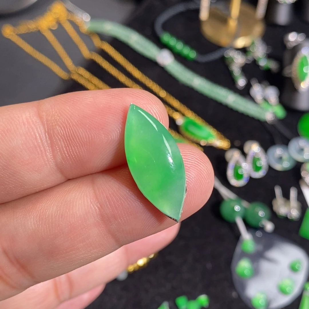 翡翠裸石甜阳绿马眼