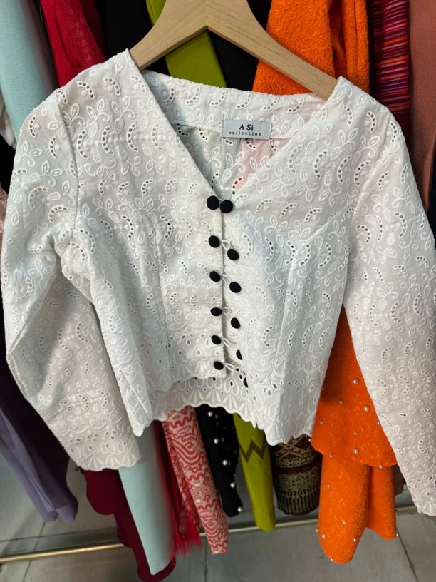 傣族单件白色上衣