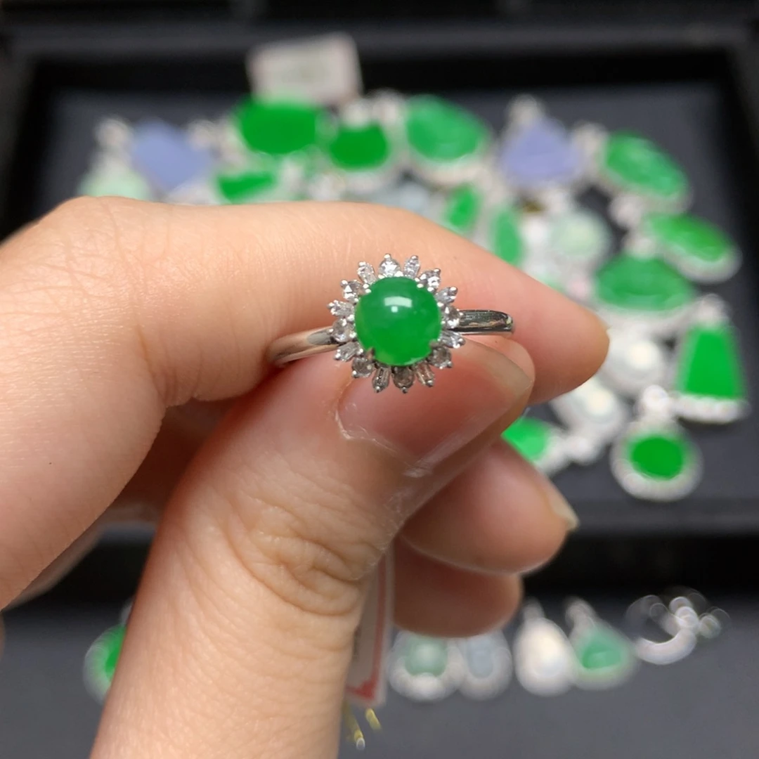 18K金镶嵌戒指翡翠