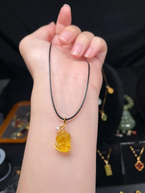 （万能扣s925银镶嵌）天然金珀小貔貅小滴溜吊坠