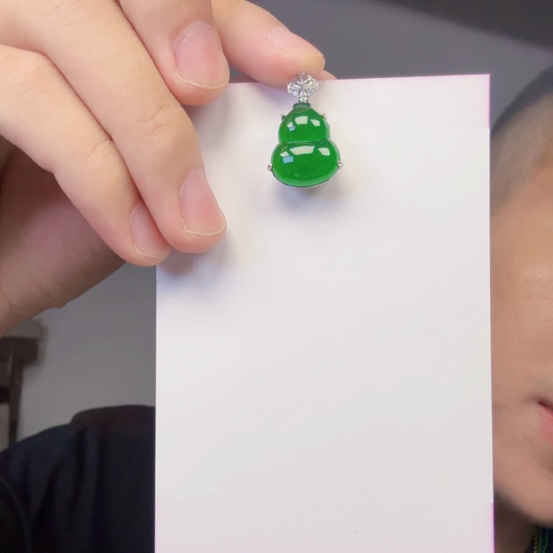 凝***香翡翠未镶嵌颈饰一件