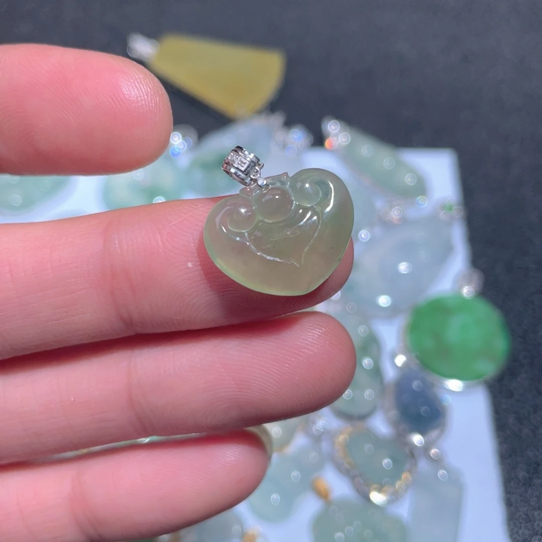 翡翠颈饰18K金镶嵌翡翠
