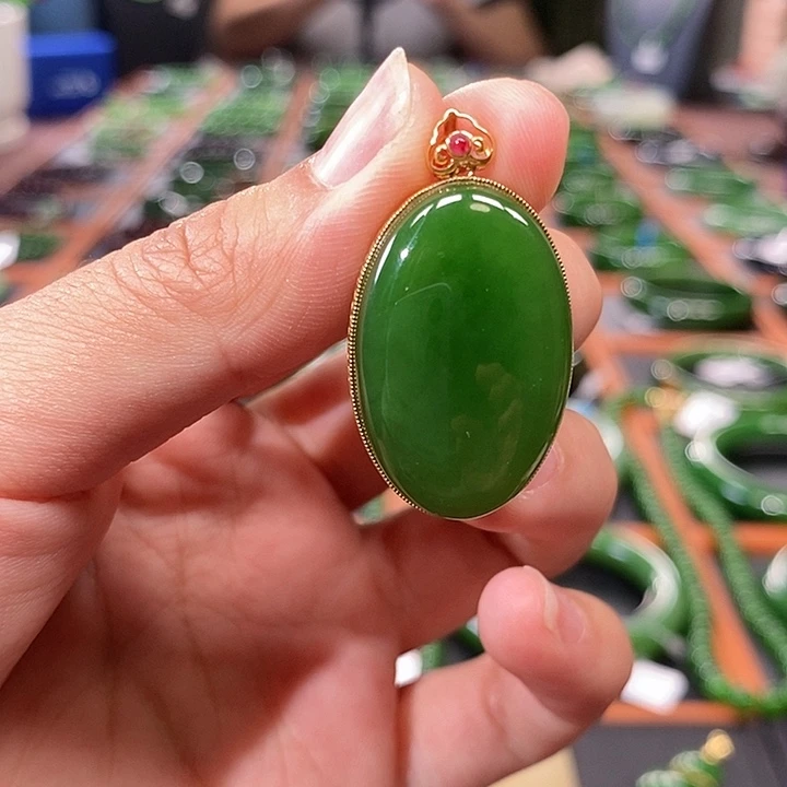 和田玉18K金镶嵌耳钉辣色阳绿蛋面