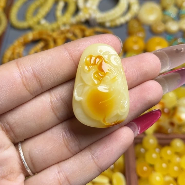 蜜蜡未镶嵌珠宝奇石满蜡白俏色钱袋吊坠一个