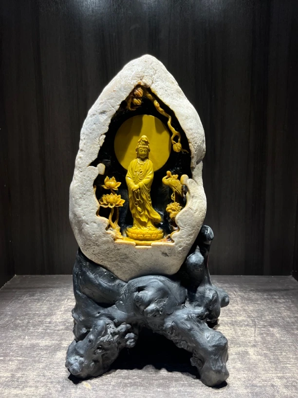 寿山牛蛋石雕刻特大观音、天然原石以白色为皮俏色黄底部完美结合