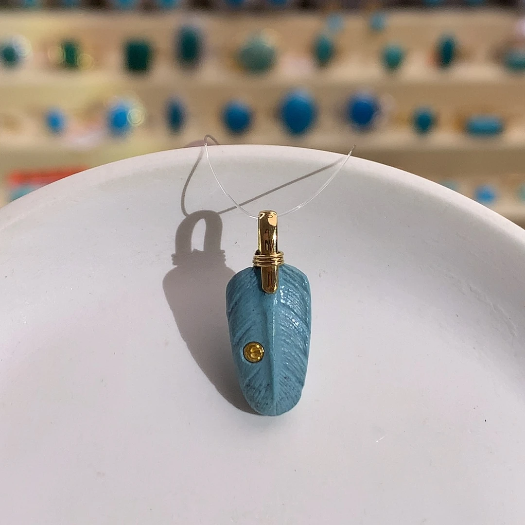 18K金镶嵌绿松石雾霾蓝羽毛吊坠