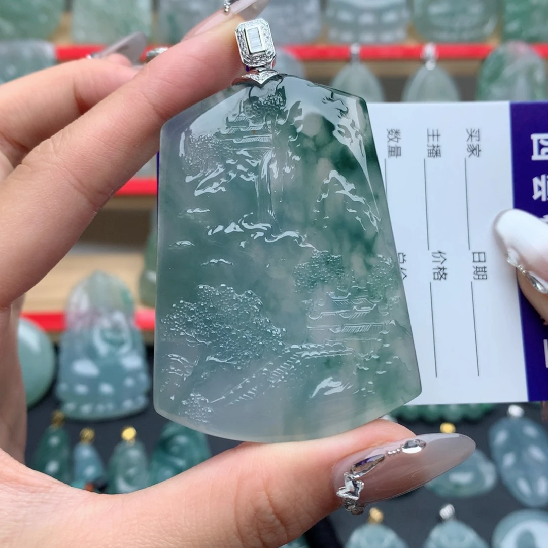 翡翠18K金镶嵌颈饰是***错山水牌