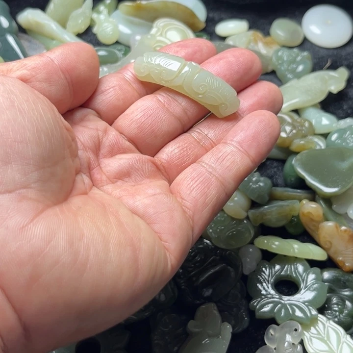 颈饰未镶嵌和田玉（青白玉）