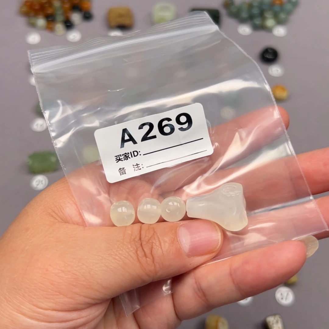 未镶嵌蛇纹石玉颈饰时****?
