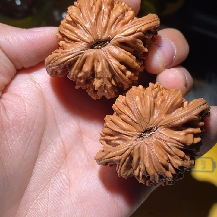 北***人文玩核桃吊坠瑕疵四座楼