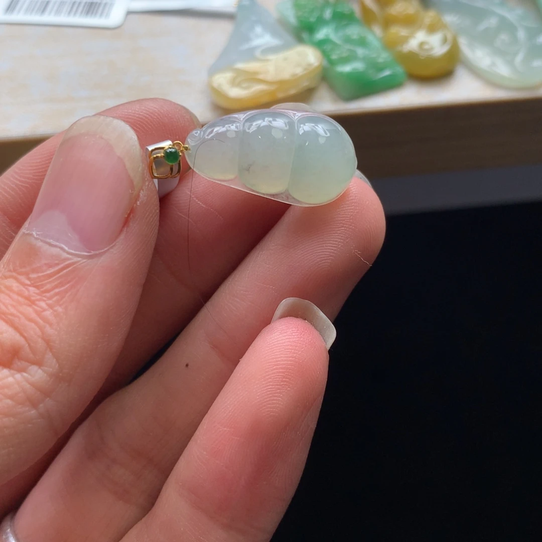 翡翠未镶嵌颈饰吊坠