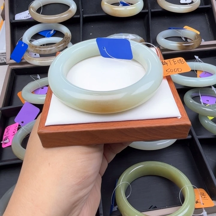 未镶嵌手镯和田玉七月