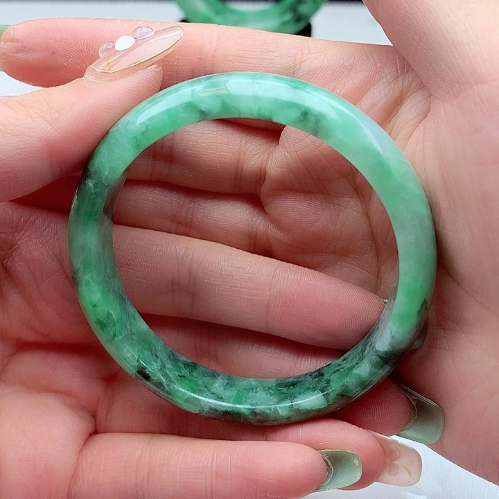 翡翠手镯未镶嵌翡翠